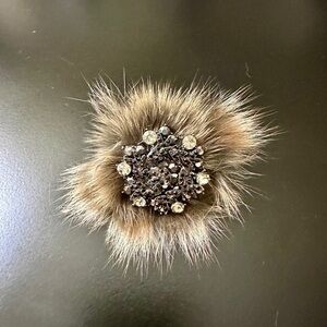 BROWN FUR BROOCH ACCESSORY. PERFECT FOR HAT OR COAT.